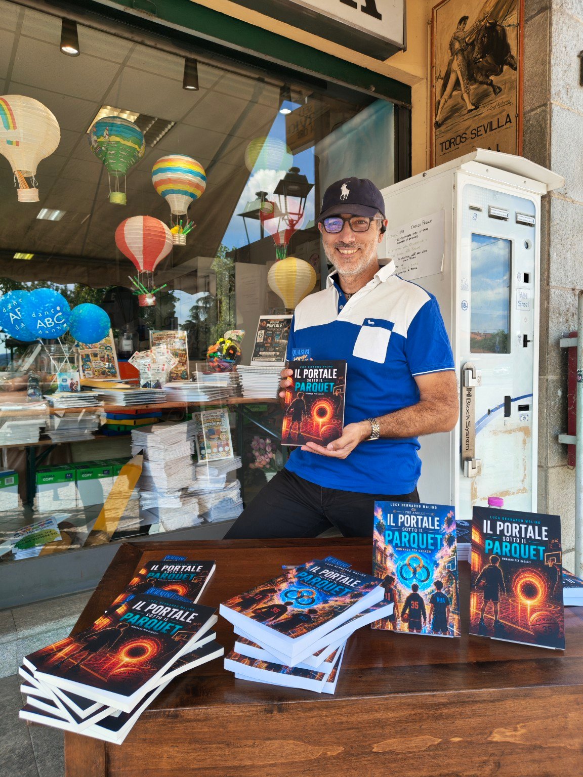 Luca Bernardo Malino presenta il primo libro davanti al tavolo con i due volumi del Portale