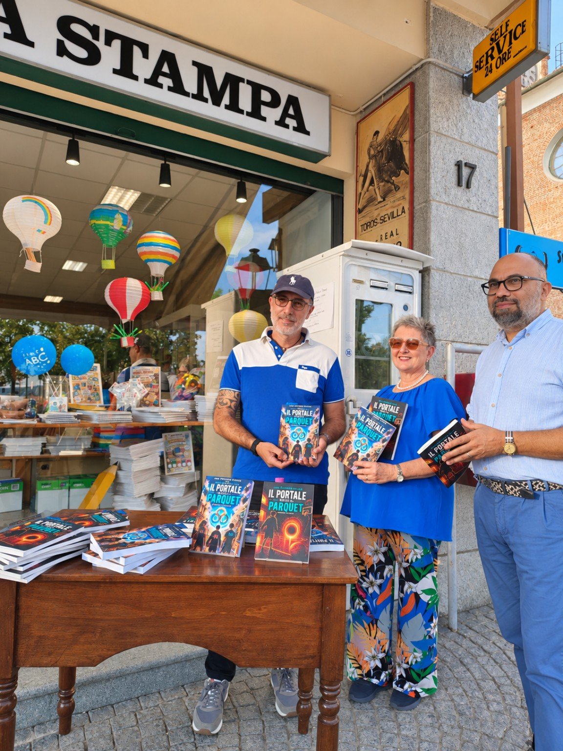 Foto di gruppo a Castelrosso con i due libri Il Portale sotto il Parquet e I Tre Anelli